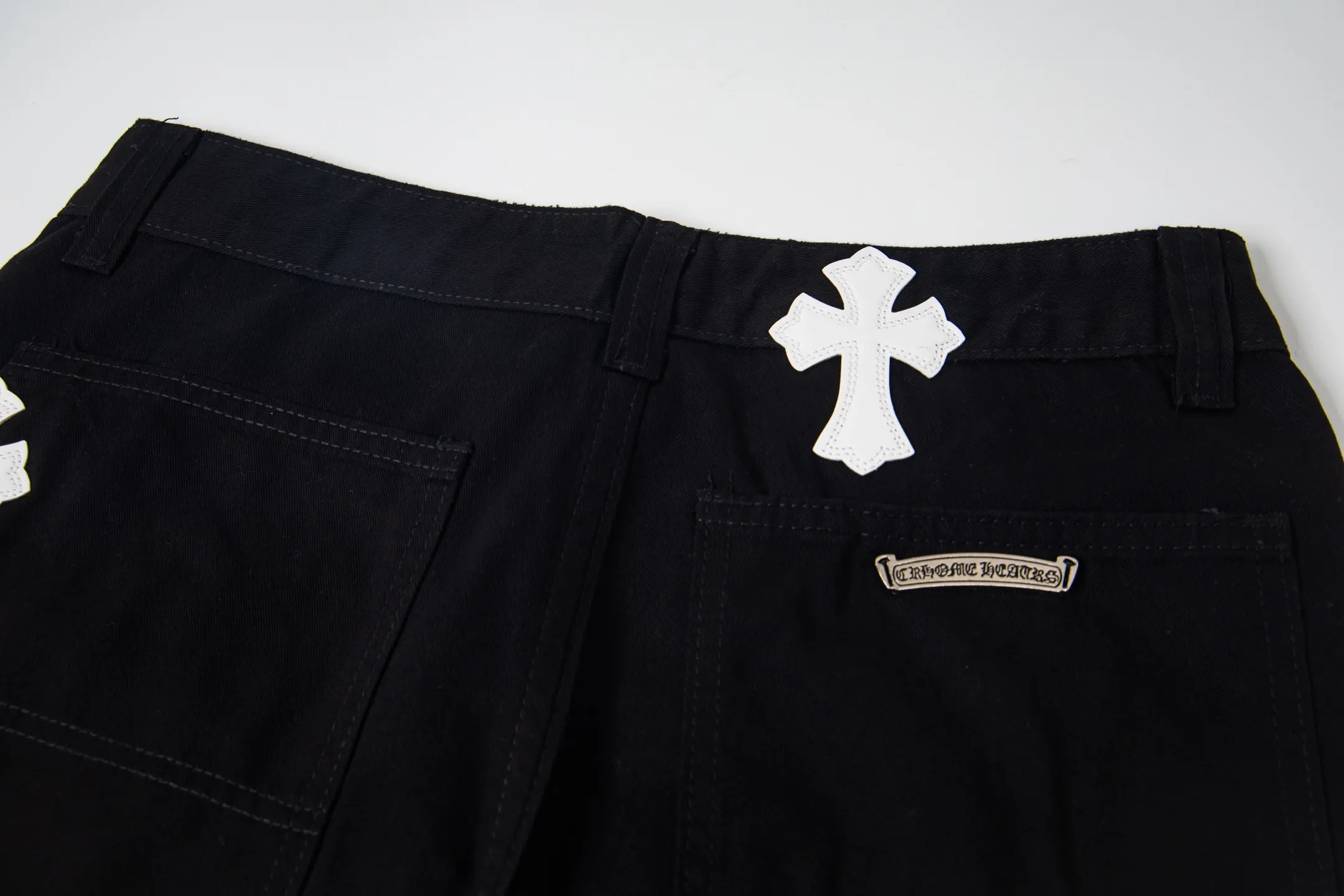 P260 Chrome Hearts Chrome Hearts black denim with white and blue multi-leather hot jeans. CH jeans need to be washed and then disassembled and hand-stitched with sheepskin cross leather and then spliced ​​to complete. The whole piece has too many craftsmanship to explain. The patchwork cross pattern is embellished, and the high-waisted washed jeans! ! Absolutely high-end luxury products, god-level single products, super popular products, made with top heavy industry, a magic weapon that cannot be missed. About Kroxin This is an extremely luxurious fashion brand, which can also be called the aristocrats of the high street. It has always been an exclusive brand for some hipsters or rich second generation. Compared with ordinary high streets, it is more luxurious and noble. Compared with luxury brands, it has a more fashionable personality and has always been a brand that I have a special liking for. Style number: 1765# Color: black Size: 28 30 32 34 36
